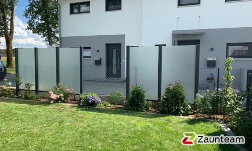Glas Sichtschutz mit vierkant Aluminium-Nutpfosten einbetoniert wurde in Kaufbeuren von Zaunteam Allgäu, Bad Hindelang - Unterjoch im Jahr 2022 erstellt.