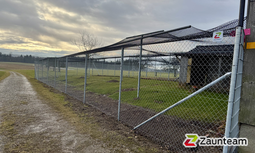 Diagonalgeflecht verzinkt mit Rohrpfosten verzinkt einbetoniert wurde in Ottikon b. Kemptthal von Zaunteam Neftenbach, Neftenbach im Jahr 2025 erstellt.