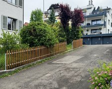 Palisaden mit T-Stahlpfosten verzinkt in Aussparung wurde in Küsnacht von Zaunteam Zürich Oberland, Gutenswil im Jahr 2025 erstellt.