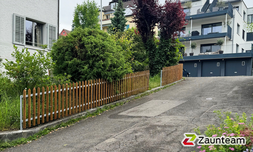 Palisaden mit T-Stahlpfosten verzinkt in Aussparung wurde in Küsnacht von Zaunteam Zürich Oberland, Gutenswil im Jahr 2025 erstellt.