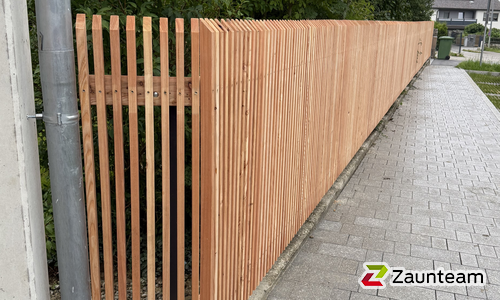 Holz Sichtschutz Lärche Natur Sargans wurde in Adlkofen von Zaunteam Landshut, Langquaid im Jahr 2025 erstellt.