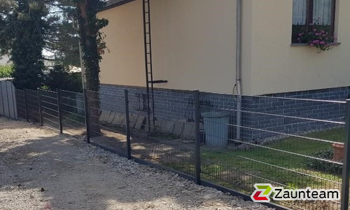Doppelstabmatten schwer feuerverzinkt und anthrazit beschichtet mit Pfosten Vario einbetoniert wurde in Leipzig von Zaunteam Halle, Halle im Jahr 2024 erstellt.