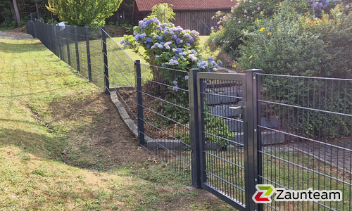 Doppelstabmatten leicht vorverzinkt und anthrazit beschichtet mit Pfosten 60 x 40 mit Abdeckleisten einbetoniert wurde in Liebau von Zaunteam Oststeiermark, Grafendorf bei Hartberg im Jahr 2025 erstellt.