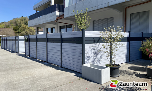 Alu Systemprofil in anthrazit mit Aluminiumpfosten vierkant 90 x 90 mm in Aussparung wurde in Aarberg von Zaunteam Spahni, Laupen BE im Jahr 2026 erstellt.