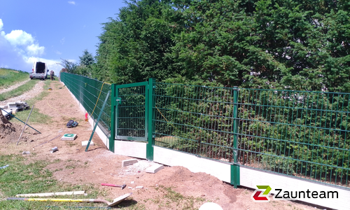 Doppelstabmatten leicht feuerverzinkt und grün beschichtet mit Pfosten 60 x 40 mit Bügel einbetoniert wurde in Burgfeld  von Zaunteam Oststeiermark, Grafendorf bei Hartberg im Jahr 2026 erstellt.