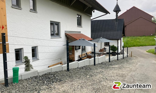 Drahtseilzaun mit Rohrpfosten verzinkt (DE und AT) einbetoniert wurde in Oberstaufen von Zaunteam Allgäu, Bad Hindelang - Unterjoch im Jahr 2023 erstellt.