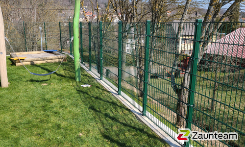 Doppelstabmatten schwer feuerverzinkt und grün beschichtet mit Pfosten 60 x 40 mit Bügel einbetoniert wurde in Seibersbach von Zaunteam Hunsrück-Nahe, Bad Kreuznach im Jahr 2022 erstellt.