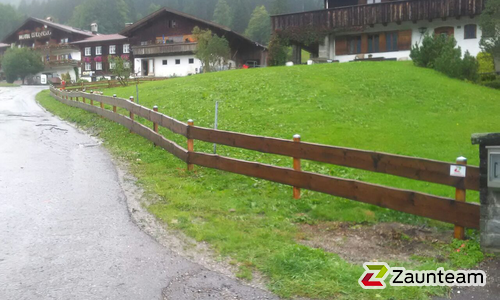 Ranchzaun (ungesäumte Bretter) mit Lärchenpfosten braun wurde in Unterjoch von Zaunteam Allgäu, Bad Hindelang - Unterjoch im Jahr 2017 erstellt.