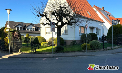 Doppelstabmatten schwer feuerverzinkt und anthrazit beschichtet mit Pfosten Vario einbetoniert wurde in Osnabrück von Zaunteam Osnabrücker Land, Belm im Jahr 2025 erstellt.