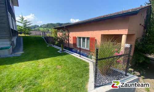 Diagonalgeflecht anthrazit metallic mit Rohrpfosten anthrazit metallic einbetoniert wurde in Herisau von Zaunteam Appenzellerland, Wasserauen im Jahr 2025 erstellt.