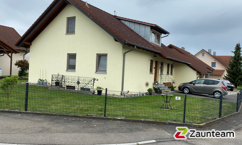 Doppelstabmatten schwer verzinkt mit Pfosten 40x60 verzinkt mit Abdeckleisten einbetoniert wurde in Langenenslingen von Zaunteam Oberschwaben, Obermarchtal im Jahr 2022 erstellt.