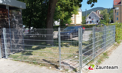 Doppelstabmatten schwer verzinkt mit Pfosten 40x60 verzinkt mit Abdeckleisten einbetoniert wurde in Freiburg von Zaunteam Breisgau, Waldkirch-Kollnau im Jahr 2026 erstellt.
