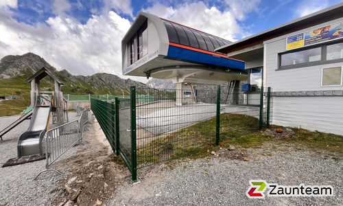 Doppelstabmatten schwer vorverzinkt und grün beschichtet mit Pfosten 60 x 40 mit Abdeckleisten einbetoniert wurde in Riezlern von Zaunteam Allgäu, Bad Hindelang - Unterjoch im Jahr 2024 erstellt.