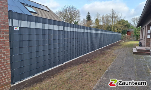Flechtfix Vario Sichtschutz RAL Standardfarben wurde in Friedeburg von Zaunteam Friesische-Wehde, Zetel im Jahr 2025 erstellt.