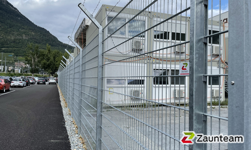 Doppelstabmatten schwer verzinkt mit Pfosten 40x60 verzinkt mit Abdeckleisten einbetoniert wurde in Visp von Zaunteam Wallis, Niedergesteln im Jahr 2022 erstellt.