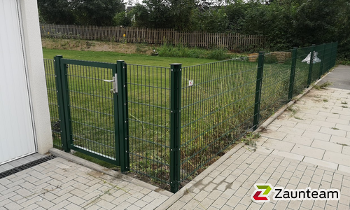 Doppelstabmatten schwer feuerverzinkt und grün beschichtet mit Pfosten 60 x 40 mit Abdeckleisten einbetoniert wurde in Münster von Zaunteam Münsterland, Havixbeck im Jahr 2021 erstellt.