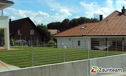 Drahtzaun verzinkt mit T-Stahlpfosten verzinkt einbetoniert wurde in Rütschelen von Zaunteam Mittelland GmbH, Bützberg im Jahr 2015 erstellt.