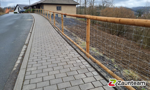 Halbrundlattenzaun mit Tannenpfosten zylindrisch wurde in Sundern von Zaunteam Sauerland, Neuenrade im Jahr 2022 erstellt.