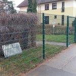 Doppelstabmatten leicht vorverzinkt und grün beschichtet mit Pfosten Vario einbetoniert wurde in Dresden von Zaunteam Dresden-Süd, Dresden im Jahr 2025 erstellt.