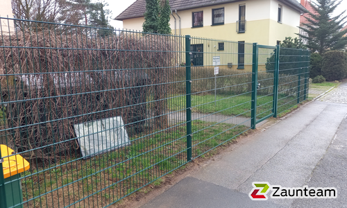 Doppelstabmatten leicht vorverzinkt und grün beschichtet mit Pfosten Vario einbetoniert wurde in Dresden von Zaunteam Dresden-Süd, Dresden im Jahr 2025 erstellt.