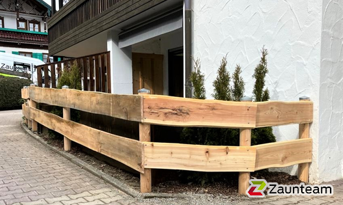 Bohlenzaun Lärche natur wurde in Oberstaufen von Zaunteam Allgäu, Bad Hindelang - Unterjoch im Jahr 2023 erstellt.