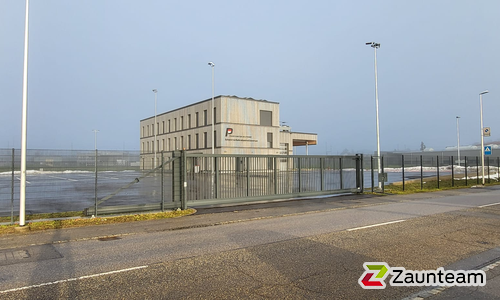 Schiebetor Stahl wurde in Oensingen von Zaunteam Mittelland, Bützberg im Jahr 2024 erstellt.