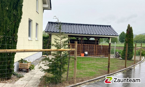 Knotengitter leicht mit Tannenpfosten zylindrisch grün wurde in Küssaberg von Zaunteam Granacher, Lauchringen im Jahr 2020 erstellt.