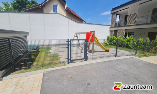 Doppelstabmatten schwer feuerverzinkt und anthrazit beschichtet mit Pfosten 60 x 40 mit Abdeckleisten einbetoniert wurde in Villach von Zaunteam Kärnten-Mitte, Arnoldstein im Jahr 2024 erstellt.
