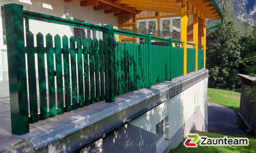 Aluminium Geländer Classic mit Aluminiumpfosten vierkant RAL Standardfarbe Frontmontage wurde in Reichenau von Zaunteam Schneebergland, Gloggnitz im Jahr 2020 erstellt.