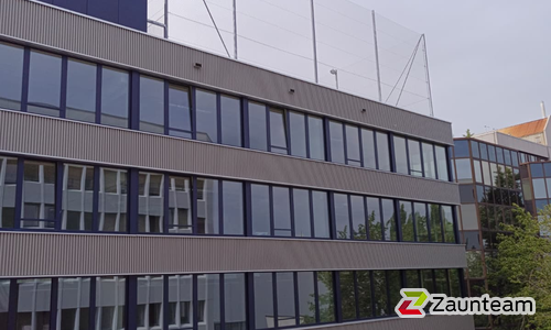 Ballfangzaun Diagonalgeflecht wurde in Dübendorf von Zaunteam Zürich Oberland, Gutenswil im Jahr 2026 erstellt.