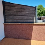 WPC Varioprofil Sichtschutz, Aluminiumpfosten vierkant 85 x 85 mm in Aussparung wurde in Namborn von Zaunteam Saar-Pfalz, Bruchmühlbach-Miesau im Jahr 2026 erstellt.