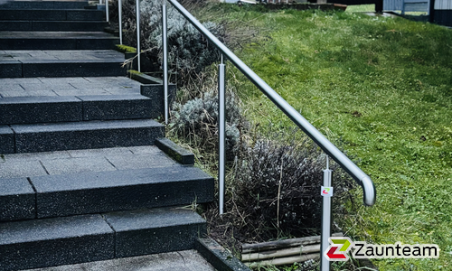 Edelstahl Handlauf geneigt einbetoniert wurde in Schöneck - Büdesheim von Zaunteam Main-Kinzig, Langenselbold im Jahr 2024 erstellt.