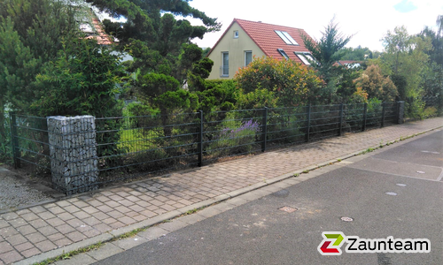 Doppelstabmatten leicht feuerverzinkt und anthrazit beschichtet mit Pfosten 60 x 40 mit Abdeckleisten einbetoniert wurde in Euerdorf von Zaunteam Main-Rhön, Euerdorf im Jahr 2020 erstellt.