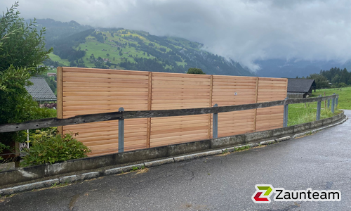 Holz Sichtschutz wurde in Lenk im Simmental von Zaunteam Berner Oberland, Ringgenberg im Jahr 2021 erstellt.