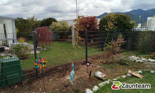 Doppelstabmatten schwer feuerverzinkt und anthrazit beschichtet mit Pfosten 60 x 40 mit Abdeckleisten einbetoniert wurde in St. Marein von Zaunteam Obersteiermark-Ost, Kapfenberg im Jahr 2025 erstellt.