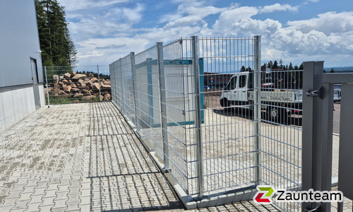 Doppelstabmatten schwer verzinkt mit Pfosten 40x60 verzinkt mit Abdeckleisten mit Fussplatte wurde in Eisenbach-Oberbränd von Zaunteam Breisgau, Waldkirch-Kollnau im Jahr 2026 erstellt.