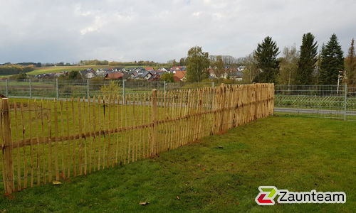 Natur-Staketenzaun aus Kastanie wurde in Bad Arolsen von Zaunteam Paderborn, Willebadessen im Jahr 2017 erstellt.