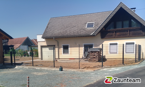 Doppelstabmatten schwer vorverzinkt und anthrazit beschichtet mit Pfosten 60 x 40 mit Abdeckleisten einbetoniert wurde in Bocksdorf von Zaunteam Oststeiermark, Grafendorf bei Hartberg im Jahr 2025 erstellt.