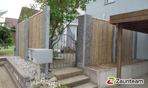 Sichtschutz Bambus Chiang-Mai / Stahlpfosten mit Edelstahlabdeckung einbetoniert wurde in Bolken von Zaunteam Mittelland GmbH, Bützberg im Jahr 2015 erstellt.