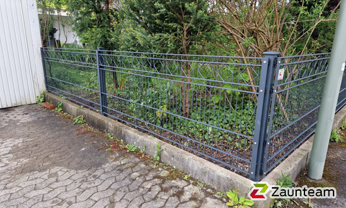 Decorzaun Verona mit Decorzaun Pfosten einbetoniert wurde in Gersthofen von Zaunteam Schwaben-Nord, Todtenweis im Jahr 2023 erstellt.