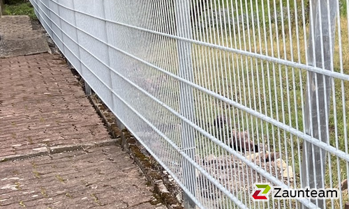 Doppelstabmatten schwer verzinkt mit Pfosten 40x60 verzinkt mit Bügel mit Fussplatte wurde in Neuhaus von Zaunteam Thüringer Wald, Katzhütte im Jahr 2024 erstellt.