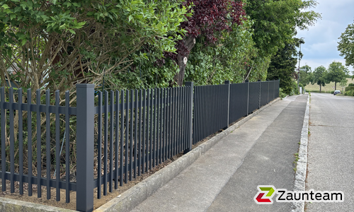 Staketen Aluzaun einbetoniert wurde in Aichach von Zaunteam Schwaben-Nord, Todtenweis im Jahr 2025 erstellt.