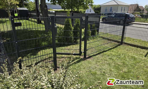 Doppelstabmatten schwer verzinkt mit Pfosten 40x60 verzinkt mit Abdeckleisten einbetoniert wurde in Bad Lauchstädt von Zaunteam Halle, Halle im Jahr 2025 erstellt.