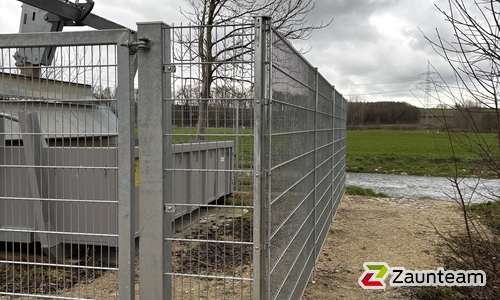 Doppelstabmatten schwer verzinkt mit Pfosten 40x60 verzinkt mit Abdeckleisten einbetoniert wurde in Aichach von Zaunteam Schwaben-Nord, Todtenweis im Jahr 2024 erstellt.