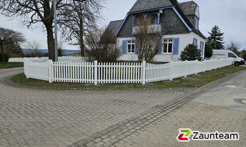 Classic Aluzaun RAL Standardfarbe / Aluminiumpfosten vierkant RAL Standardfarbe einbetoniert wurde in Bacharach von Zaunteam Hunsrück-Nahe, Bad Kreuznach im Jahr 2024 erstellt.