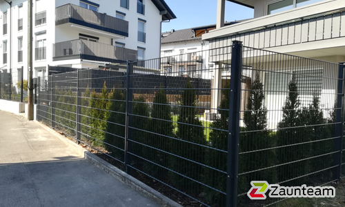 Doppelstabmatten schwer feuerverzinkt und anthrazit beschichtet mit Pfosten 60 x 40 mit Abdeckleisten einbetoniert wurde in Sonthofen von Zaunteam Allgäu, Bad Hindelang - Unterjoch im Jahr 2019 erstellt.