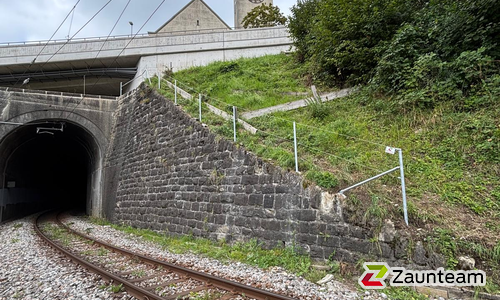 Drahtseilzaun mit Rohrpfosten verzinkt CH in Aussparung wurde in Herisau von Zaunteam Appenzellerland, Wasserauen im Jahr 2025 erstellt.