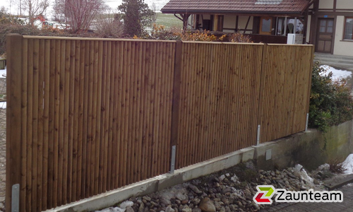 Holz Sichtschutz Saas Fee wurde in Schwanden von Zaunteam Mittelland, Bützberg im Jahr 2018 erstellt.