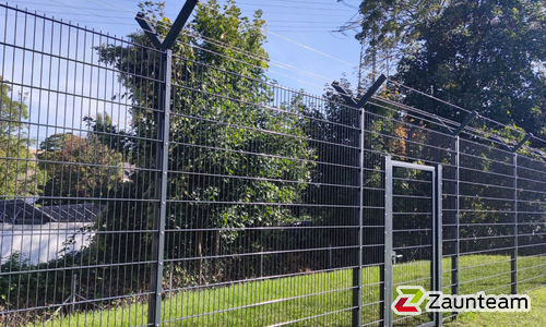 Doppelstabmatten schwer feuerverzinkt und anthrazit beschichtet mit Pfosten 60 x 40 mit Abdeckleisten einbetoniert wurde in Essen von Zaunteam Essen, Essen im Jahr 2025 erstellt.