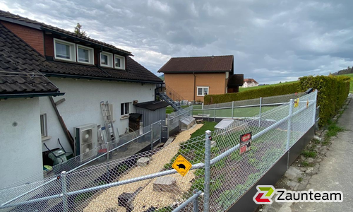 Diagonalgeflecht verzinkt mit Rohrpfosten verzinkt einbetoniert wurde in Appenzell von Zaunteam Appenzellerland, Wasserauen im Jahr 2025 erstellt.